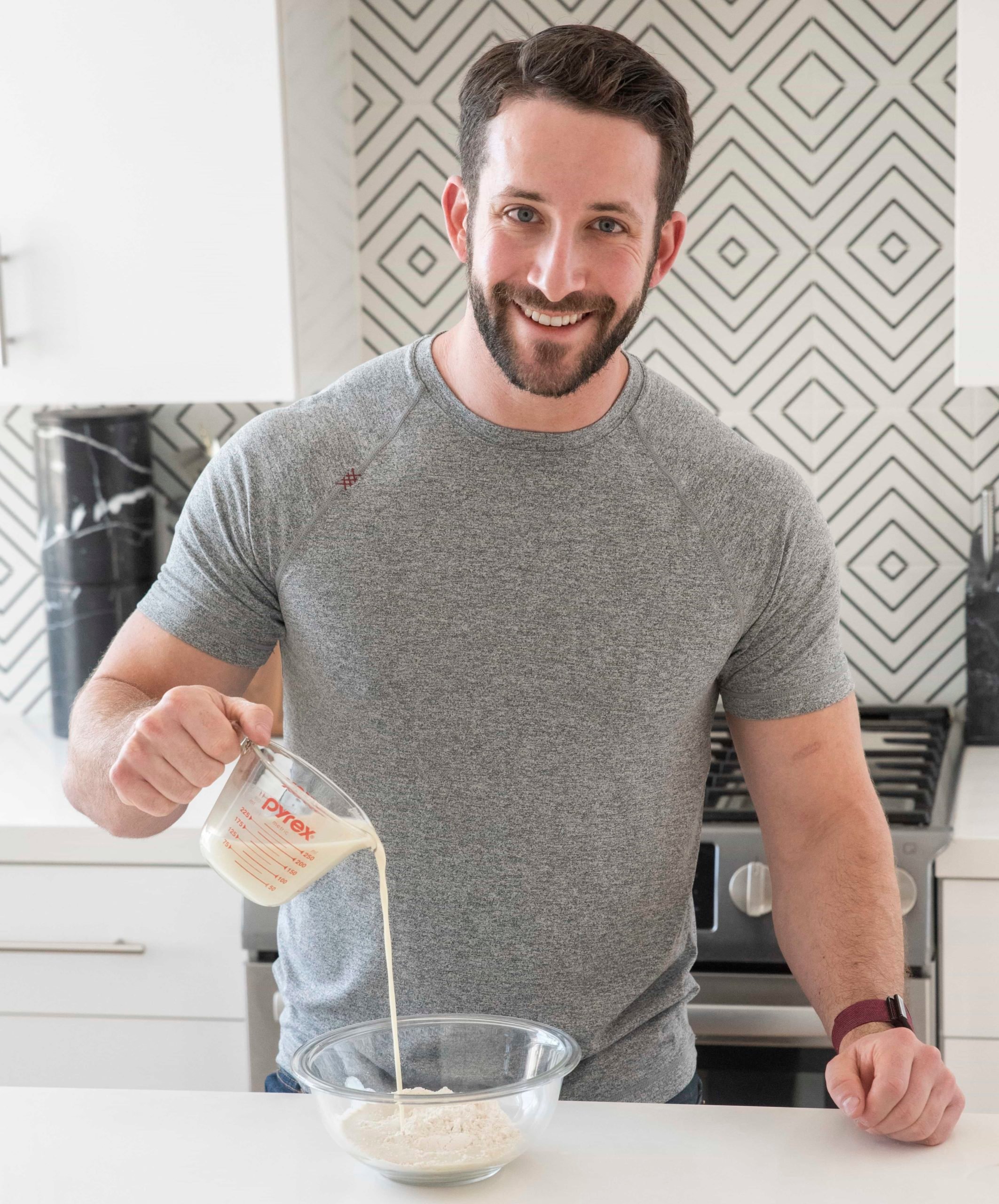 Anyone else uses a protein shaker for mixing pancake batter? : r/lifehacks